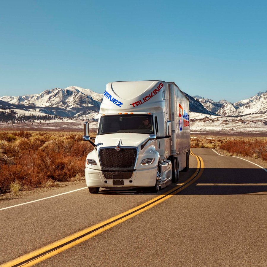 Servicio Dedicado - Tractocamión Jiménez Trucking con montañas nevadas