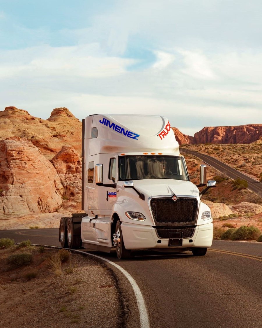 Tractocamión Jiménez Trucking - International LT en ruta